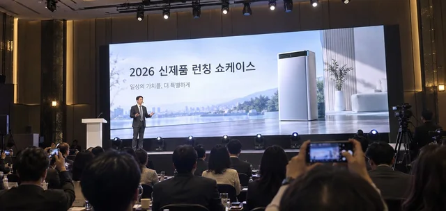 행사장 무대 뒤 LED 화면에 신제품 런칭 쇼케이스 영상이 표시된 발표 장면